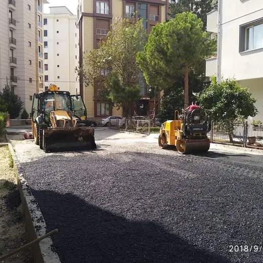 Asfalt serilmiş site yolunda iş makineleri