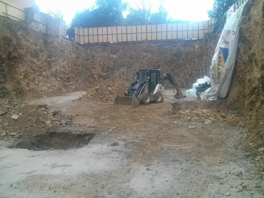 Derin kazı alanında çalışan iş makinesi